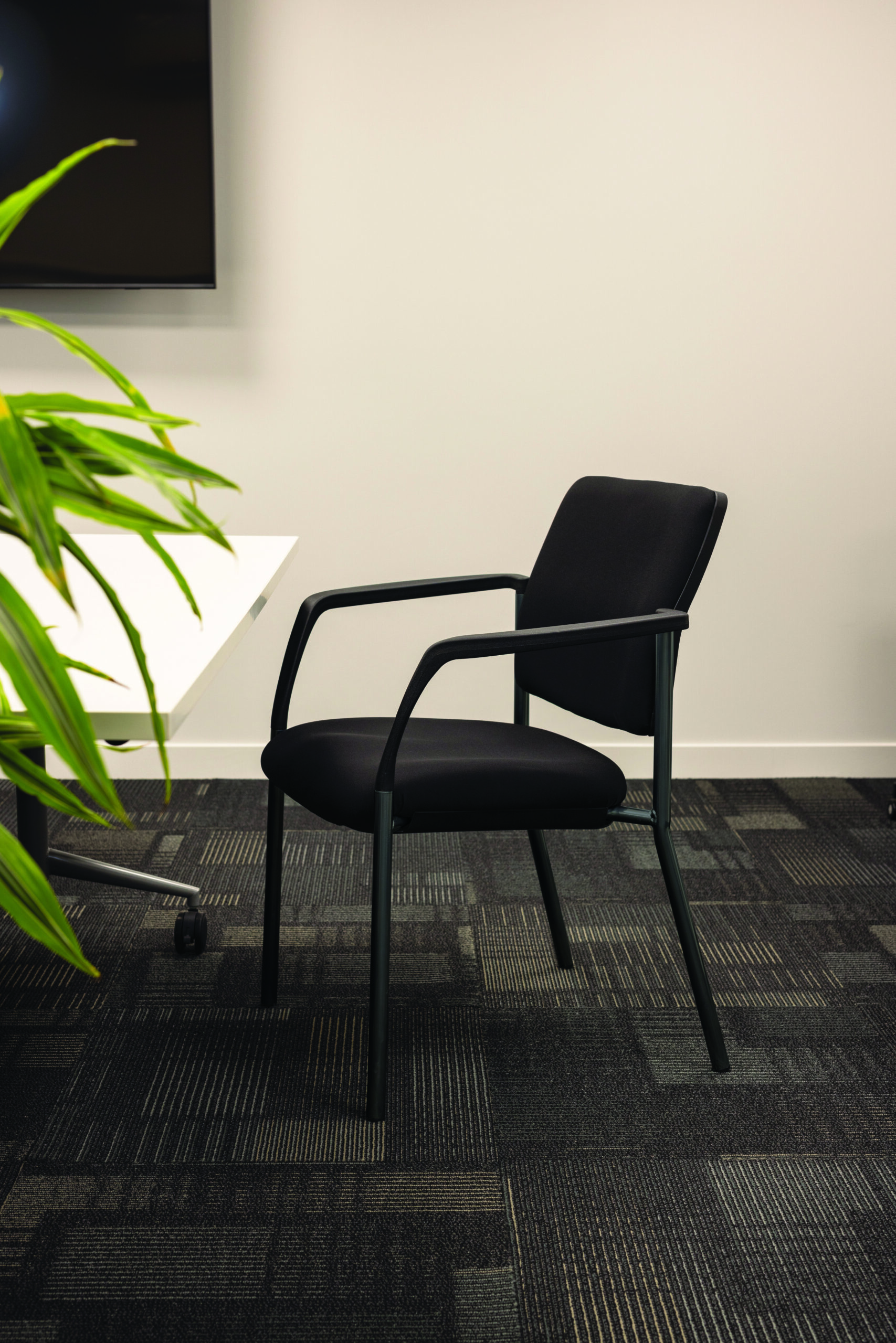 Buro Lindis 4 Leg Black Frame, with Arms, Black fabric - Image 8